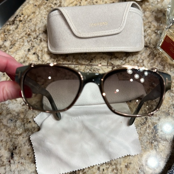 TOM FORD Green Tortoise Clip on Sunglasses with case TF 5276 64F - Picture 5 of 15